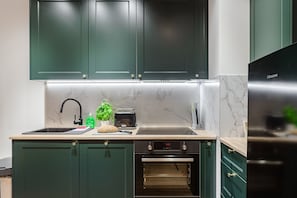 Appartement Deluxe | Cuisine privée | Réfrigérateur grande capacité avec congélateur, un four