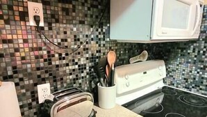 A kitchen with a toaster, a microwave, and a stove. - Horsethief Ski In Out Studio / Fireplace / Hot tub (Panorama)