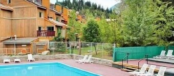 Horsethief Ski In Out Studio / Fireplace / Hot tub