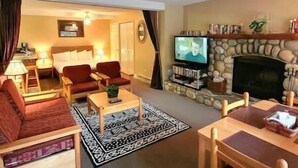 A living room with a fireplace, a television, and a dining area. - Horsethief Ski In Out Studio / Fireplace / Hot tub (Panorama)