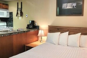 1 bedroom, iron/ironing board, free WiFi, bed sheets - Horsethief Ski In Out Studio / Fireplace / Hot tub (Panorama)