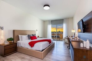 Skrivebord, strykejern/-brett, reiseseng for barn og wi-fi