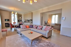 Living area - Luxury 3 bedroom apartment with a swimming pool, Cap d'Antibes. (Antibes)