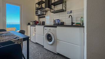 Cafetera i tetera, frigorífic, microones i placa de cuina