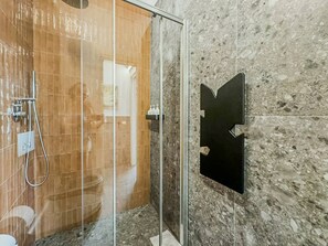 Douche, articles de toilette écologiques, sèche-cheveux, bidet