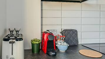 Een koffiezetapparaat/waterkoker, een koelkast, een magnetron