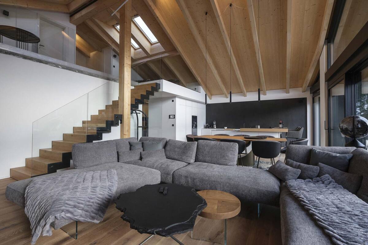 House C9 | NAGENS | บริเวณนั่งเล่น | สมาร์ททีวี 120 ซม. พร้อมช่องดิจิตอล, Netflix, บริการสตรีมมิ่ง
