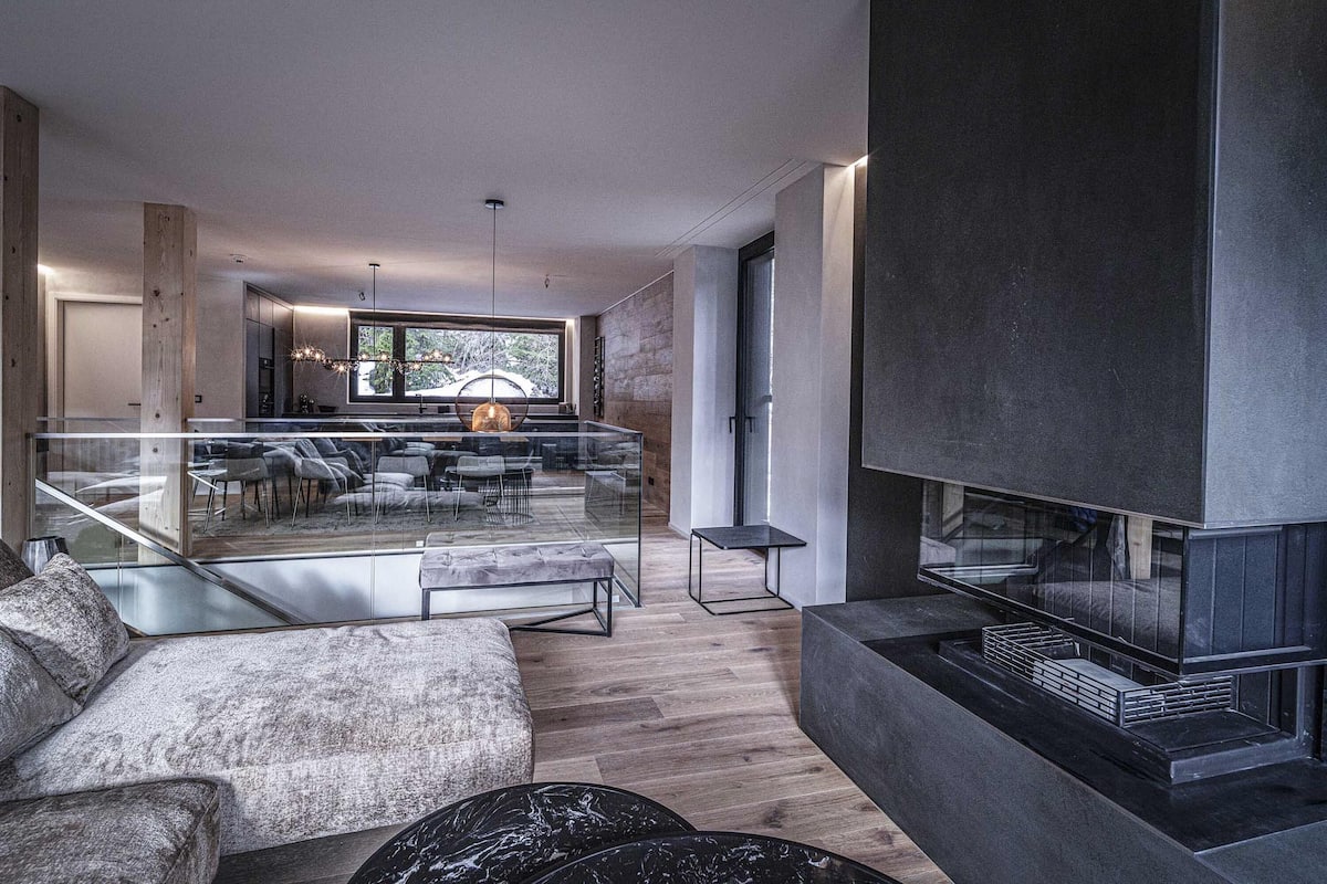 House A3 | FUORCLA | บริเวณนั่งเล่น | สมาร์ททีวี 120 ซม. พร้อมช่องดิจิตอล, Netflix, บริการสตรีมมิ่ง