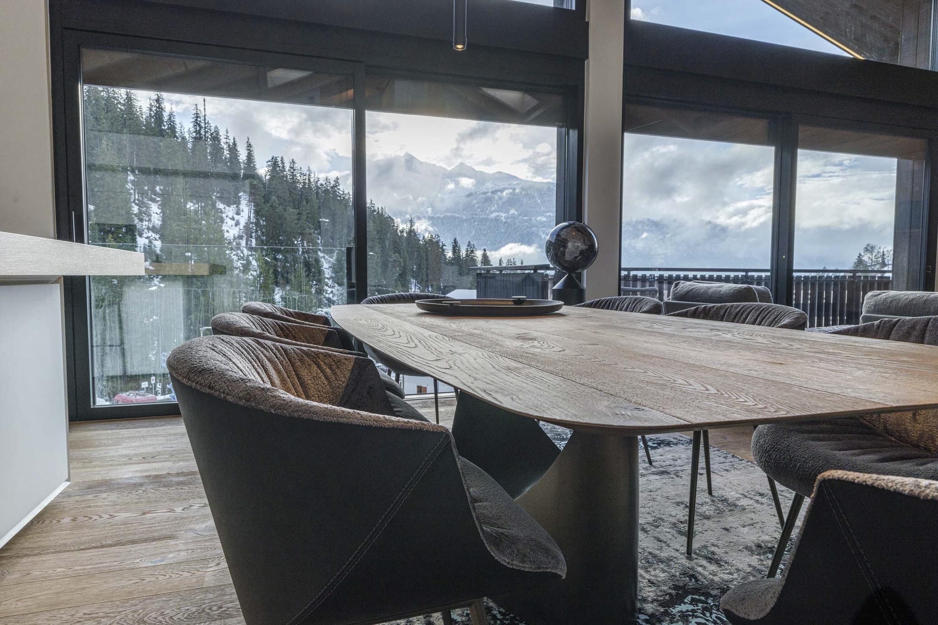 House C9 | NAGENS | In-room dining