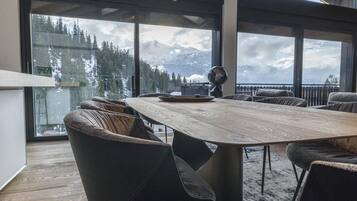 House C9 | NAGENS | In-room dining