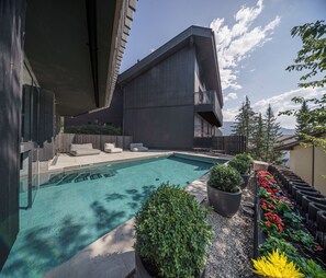 Una piscina cubierta, una piscina al aire libre, tumbonas