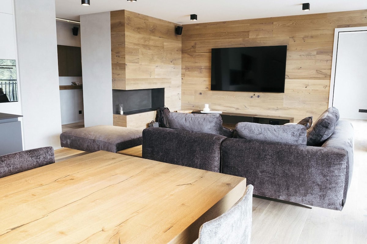 House C8 | SCANSINAS | บริเวณนั่งเล่น | สมาร์ททีวี 120 ซม. พร้อมช่องดิจิตอล, Netflix, บริการสตรีมมิ่ง