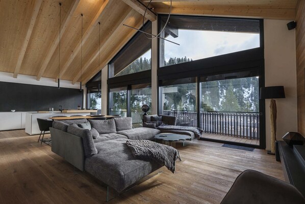 House C9 | NAGENS | Zona de estar | Smart TV de 120 cm con canales digitales, Netflix