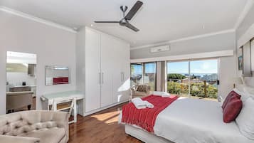 Premier kamer, 1 kingsize bed, niet-roken, en-suite badkamer | 1 slaapkamer, een kluis op de kamer, een bureau, een laptopwerkplek