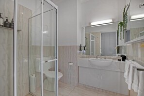 Dusche, Haartrockner, Handtücher