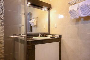Quarto casal superior de uso individual, vista para o jardim | Banheiro | Produtos de toalete grátis, secador de cabelo, chinelos 