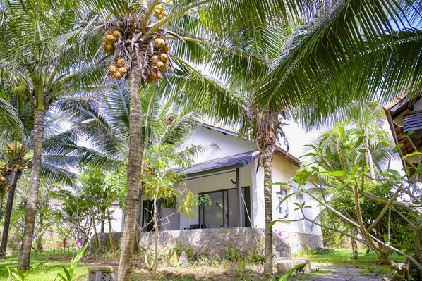 Superior Double Room Single Use, Garden View | Meja, kalis bunyi, Wi-fi percuma 