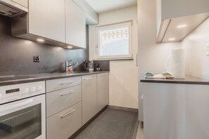 Kühlschrank, Ofen, Herdplatte, Wasserkocher mit Kaffee-/Teezubehör