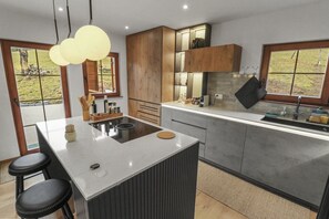 Frigorifero, microonde, forno, piano cottura