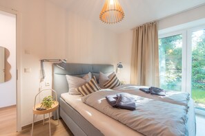 2 habitaciones, tabla de planchar con plancha, cuna de viaje y internet 