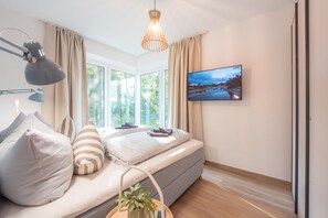 2 dormitorios, tabla de planchar con plancha, cuna de viaje y Internet