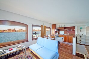 Apartment | Living area | 32-inch flat-screen TV with digital channels - DolceVita Apartments N. 453 (Venice)
