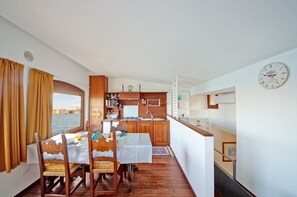 Apartment | Living area | 32-inch flat-screen TV with digital channels - DolceVita Apartments N. 453 (Venice)