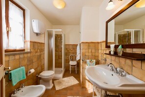 Douche, sèche-cheveux, serviettes fournies, savon