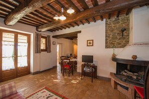 Televisión, chimenea y estéreo 
