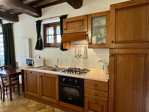 Wasserkocher mit Kaffee-/Teezubehör, Kühlschrank, Mikrowelle, Ofen