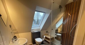 Douche, sèche-cheveux, serviettes fournies, savon