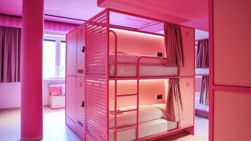 Single bed in female dormitory room | 1 sovrum, individuell inredning, mörkläggningsgardiner och gratis wi-fi