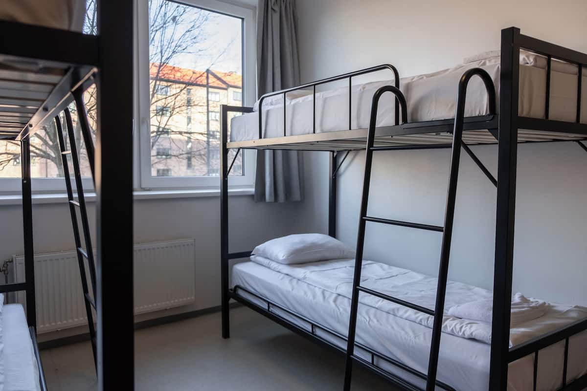 Habitación triple | Decoración personalizada, cortinas blackout, wifi gratis y ropa de cama