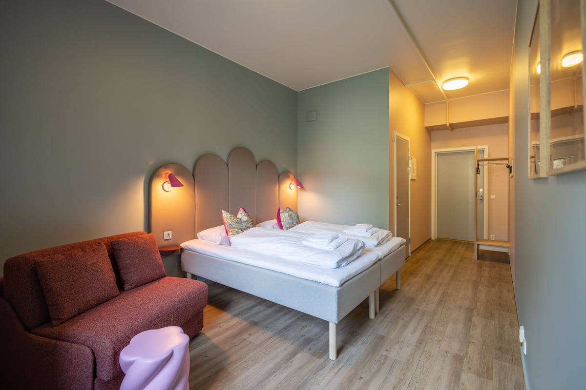 Habitación con 2 camas individuales | Cortinas opacas, wifi gratis, ropa de cama