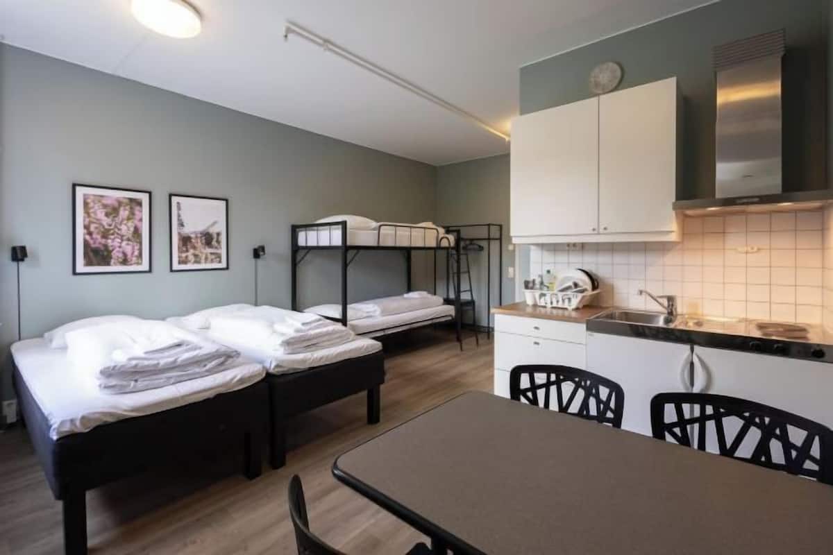 Cortinas opacas, wifi gratis, ropa de cama