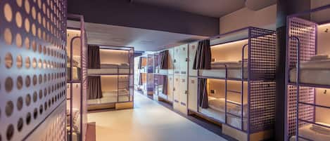Single bed in female dormitory room | 1 室のベッドルーム、客室ごとに異なる装飾、遮光カーテン、WiFi (無料)