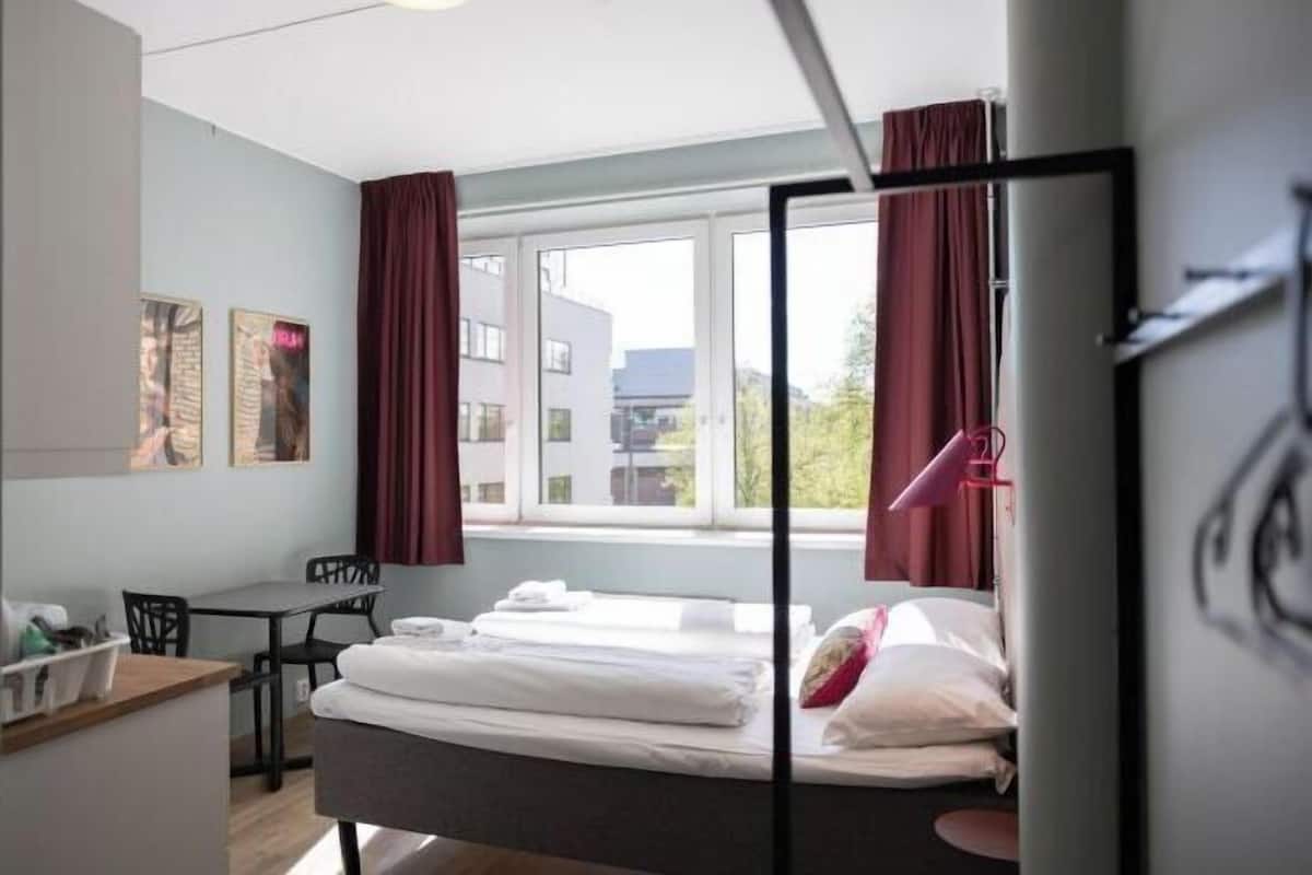 Cortinas opacas, wifi gratis, ropa de cama