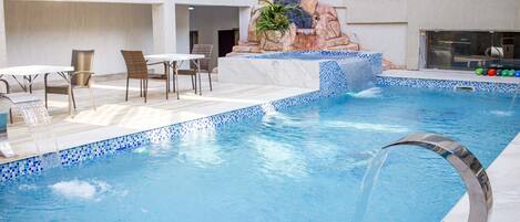 Piscine extérieure, cabanons gratuits, parasols de plage