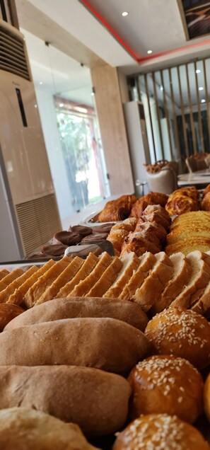 Free daily continental breakfast  - Hôtel Sana (Abidjan)