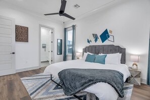 3 slaapkamers, een bureau, een strijkplank/strijkijzer, reisbedje