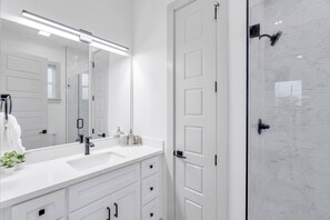 Hair dryer, towels - Luxury 3BR Mid-City home with 3 king beds, fire pit, EV charger & parking. Steps to parade route. (New Orleans)