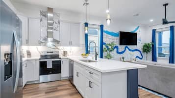 Geladeira, micro-ondas, fogão, cooktop