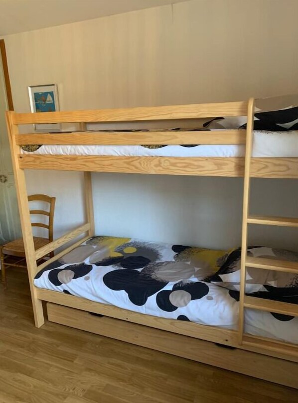 2 bedrooms, travel cot, free WiFi, bed sheets