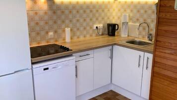 Een koelkast, een microgolfoven, een oven, een kookplaat