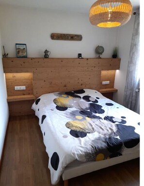 2 Schlafzimmer, Reisekinderbett, kostenloses WLAN, Bettwäsche