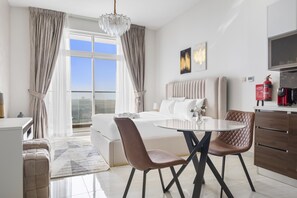 1 Schlafzimmer, Zimmersafe, Schreibtisch, Bügeleisen/Bügelbrett