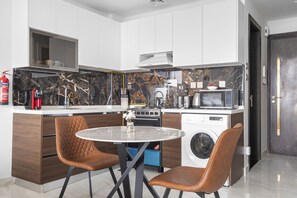 Fridge, microwave, oven, stovetop - Premium Studio near Butterfly Garden w/ Pool & Gym (Dubai)