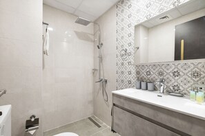 Secadora de cabello, toallas, papel de baño 