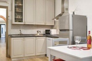 Kjøleskap, mikrobølgeovn, kokeplater og oppvaskmaskin