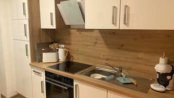 Kühlschrank, Ofen, Geschirrspüler, Wasserkocher mit Kaffee-/Teezubehör